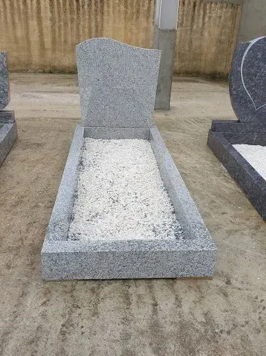 Tombe marbre gris