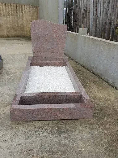 Tombe marbre ambre